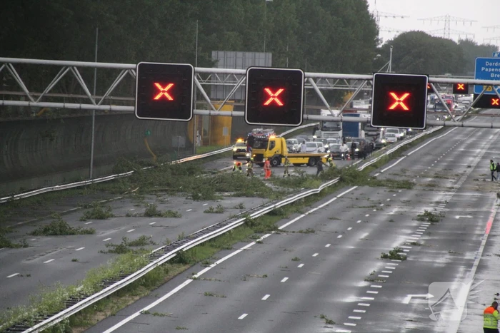 Hoosbui leidt tot grote schade en verkeerschaos op snelweg