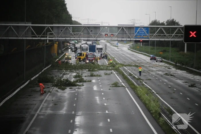 Hoosbui leidt tot grote schade en verkeerschaos op snelweg