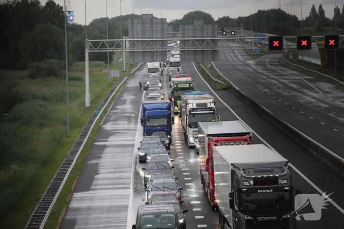 Hoosbui leidt tot grote schade en verkeerschaos op snelweg