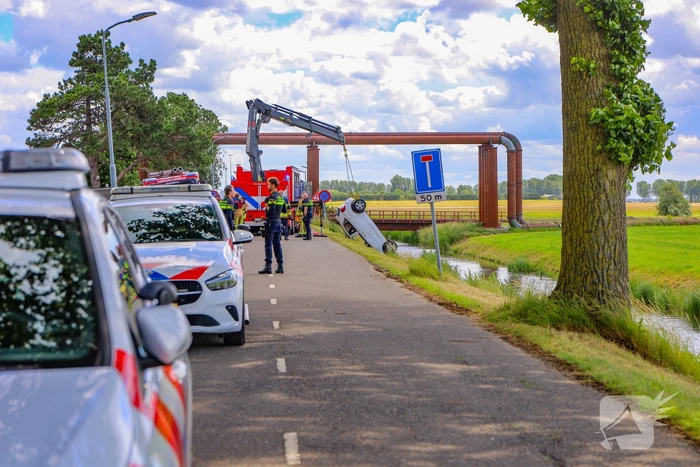 Auto raakt te water bij ongeval
