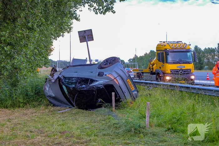 Auto belandt op zijn kop na aanrijding