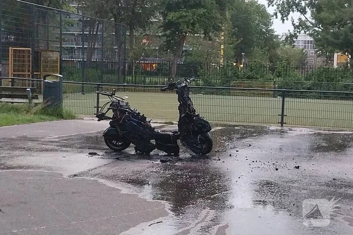 Scooter volledig verwoest door brand