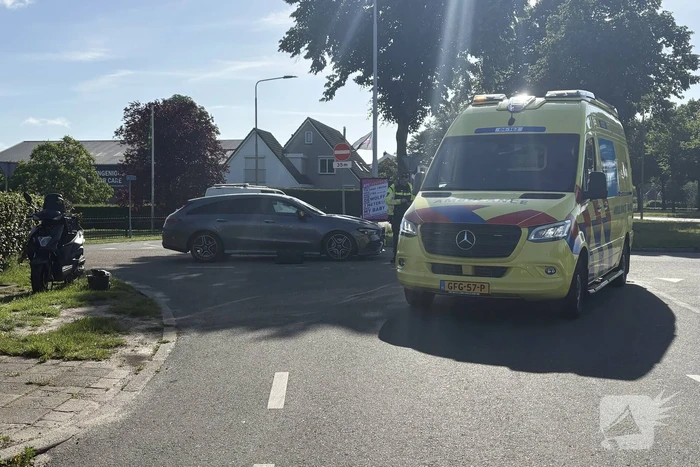 Scooterrijder betrokken bij aanrijding met auto