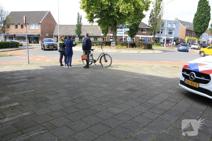 Auto botst achterop fietsster op rotonde