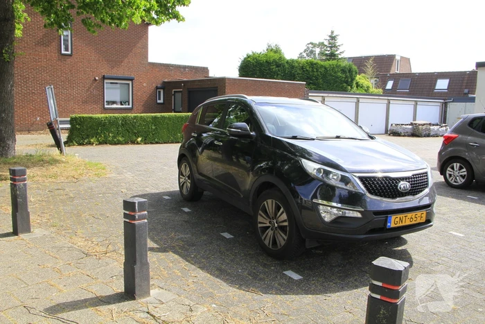 Auto botst achterop fietsster op rotonde