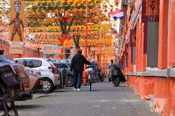 Bekende oranjestraat bijna klaar voor WK-voetbal