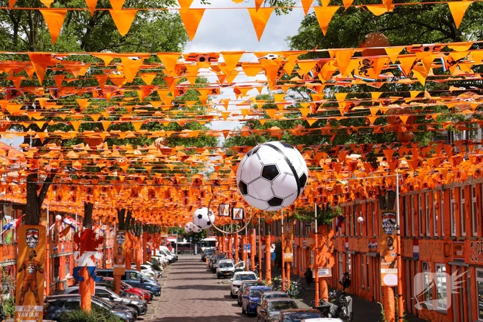 Bekende oranjestraat bijna klaar voor WK-voetbal