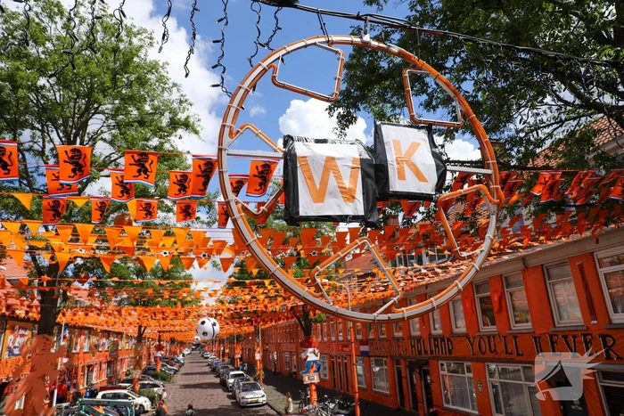 Bekende oranjestraat bijna klaar voor WK-voetbal