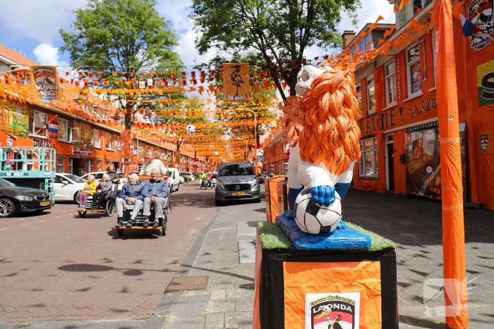 Bekende oranjestraat bijna klaar voor WK-voetbal