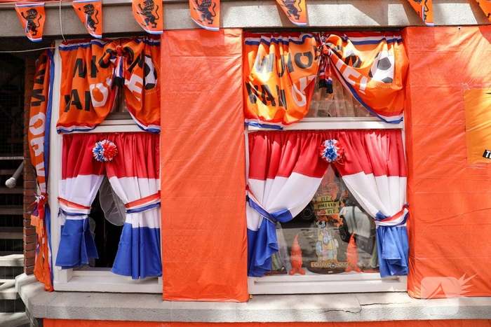 Bekende oranjestraat bijna klaar voor WK-voetbal
