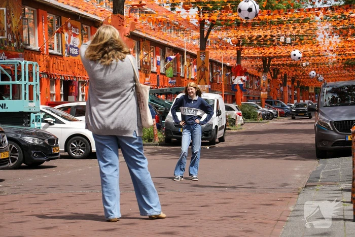 Bekende oranjestraat bijna klaar voor WK-voetbal