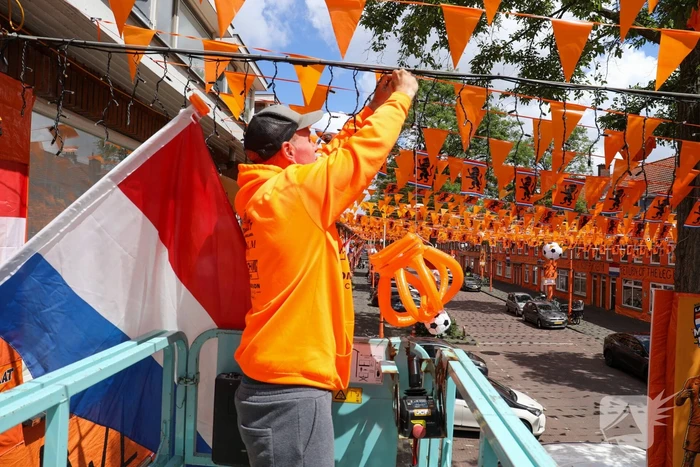 Bekende oranjestraat bijna klaar voor WK-voetbal