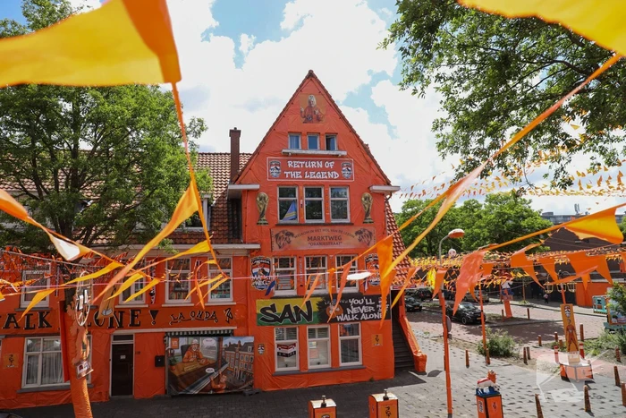 Bekende oranjestraat bijna klaar voor WK-voetbal