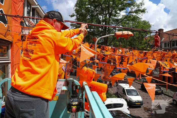 Bekende oranjestraat bijna klaar voor WK-voetbal