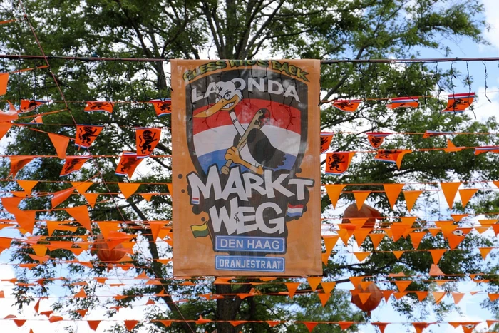 Bekende oranjestraat bijna klaar voor WK-voetbal