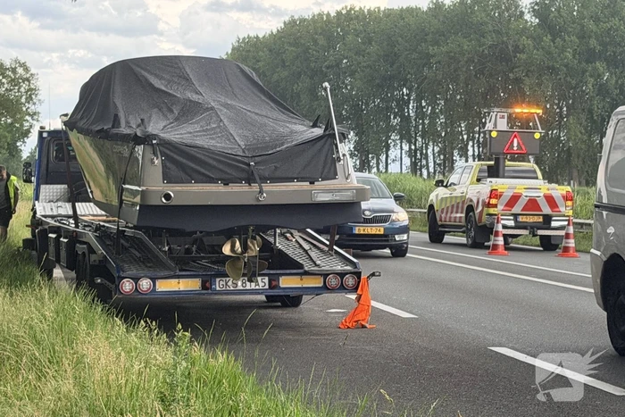 Auto crasht in vangrail na pech bedrijfswagen