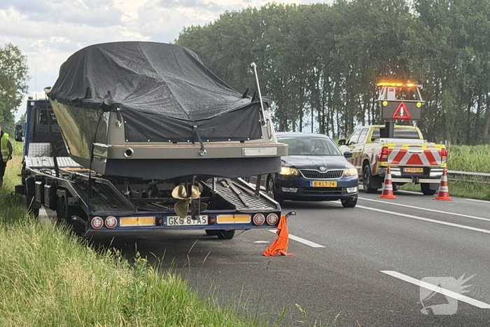 Auto crasht in vangrail na pech bedrijfswagen