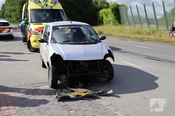 Botsing tussen auto en brommobiel
