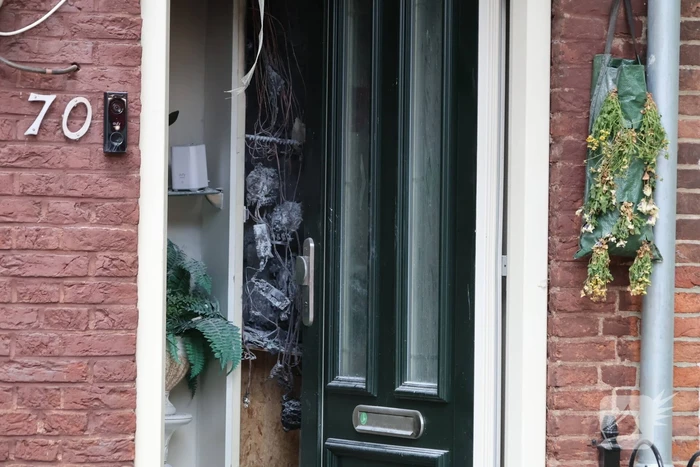 Woning onbewoonbaar door brand in meterkast, brandweer waarschuwt voor bluspoging