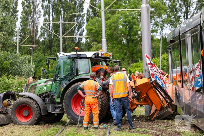 Tram knalt op grote grasmaaimachine: tramverkeer twee uur stil