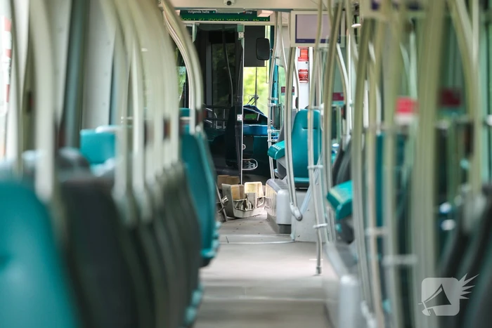 Tram knalt op grote grasmaaimachine: tramverkeer twee uur stil