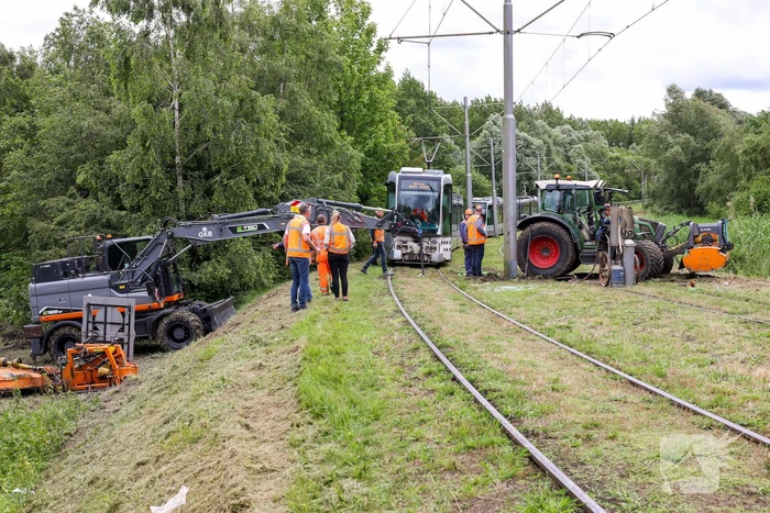 Tram knalt op grote grasmaaimachine: tramverkeer twee uur stil