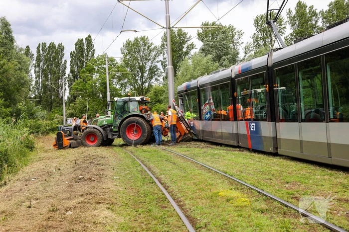 Tram knalt op grote grasmaaimachine: tramverkeer twee uur stil
