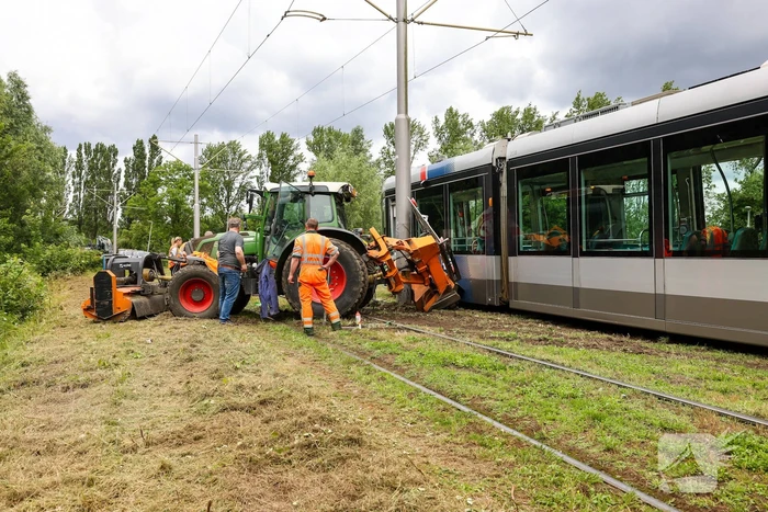 Tram knalt op grote grasmaaimachine: tramverkeer twee uur stil