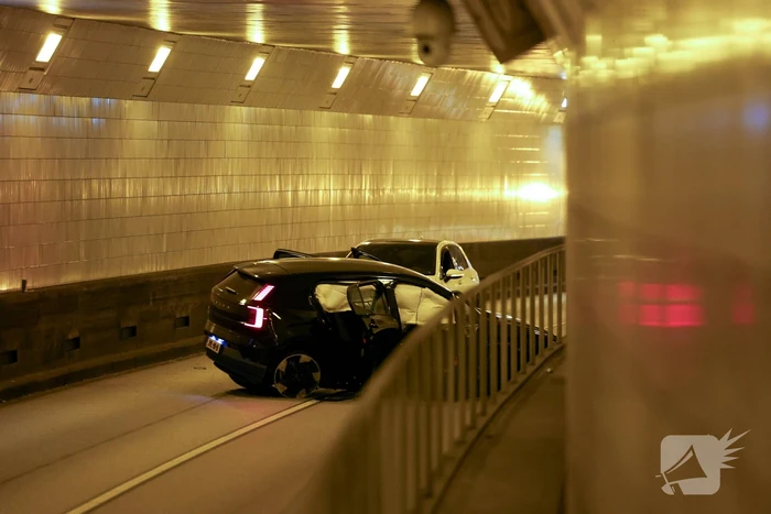 Flinke aanrijding in de maastunnel, Bestuurder aangehouden