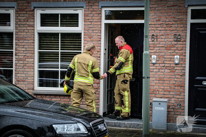Brandweer onderzoekt vreemde lucht in woning