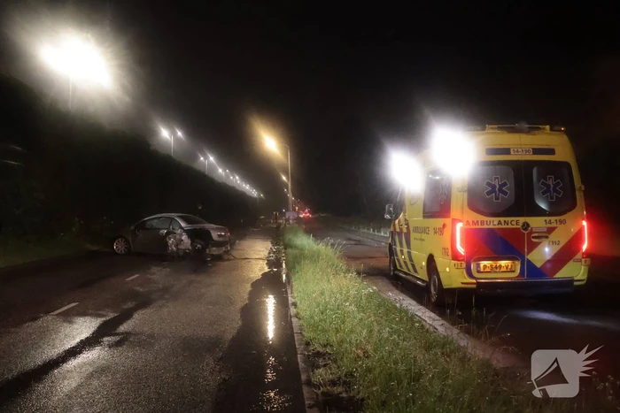 Automobilist verliest controle en raakt beschadigd voertuig