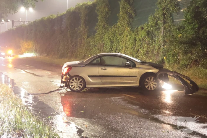 Automobilist verliest controle en raakt beschadigd voertuig