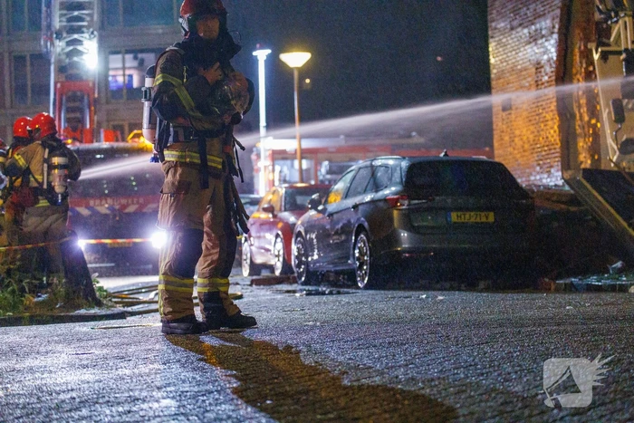 Explosie verwoest gevel van gebouw en veroorzaakt gewonden