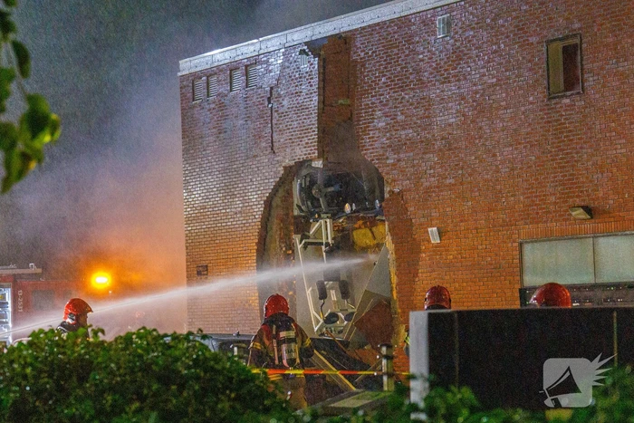 Explosie verwoest gevel van gebouw en veroorzaakt gewonden