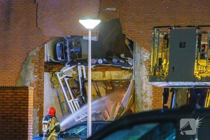 Explosie verwoest gevel van gebouw en veroorzaakt gewonden