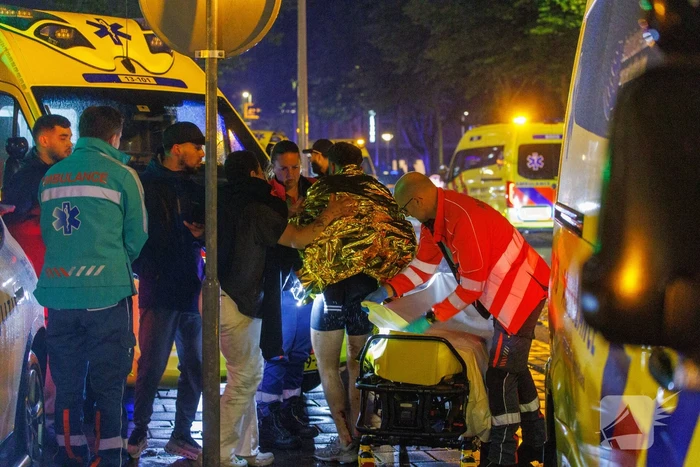 Explosie verwoest gevel van gebouw en veroorzaakt gewonden