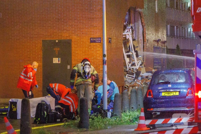 Explosie verwoest gevel van gebouw en veroorzaakt gewonden