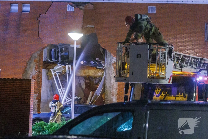 Explosie verwoest gevel van gebouw en veroorzaakt gewonden