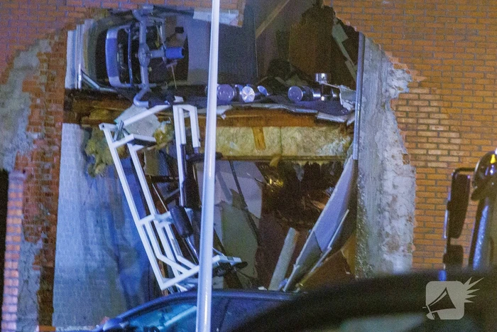 Explosie verwoest gevel van gebouw en veroorzaakt gewonden
