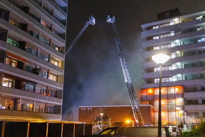 Explosie verwoest gevel van gebouw en veroorzaakt gewonden