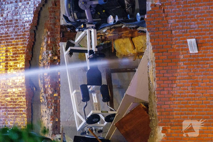 Explosie verwoest gevel van gebouw en veroorzaakt gewonden