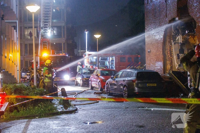 Explosie verwoest gevel van gebouw en veroorzaakt gewonden