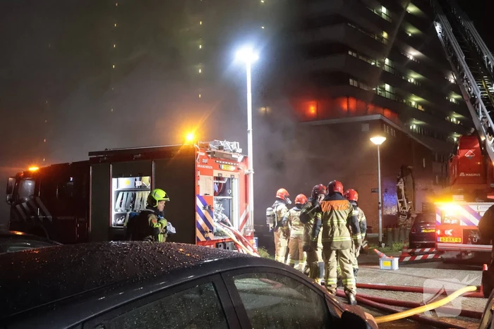 Explosie verwoest gevel van gebouw en veroorzaakt gewonden