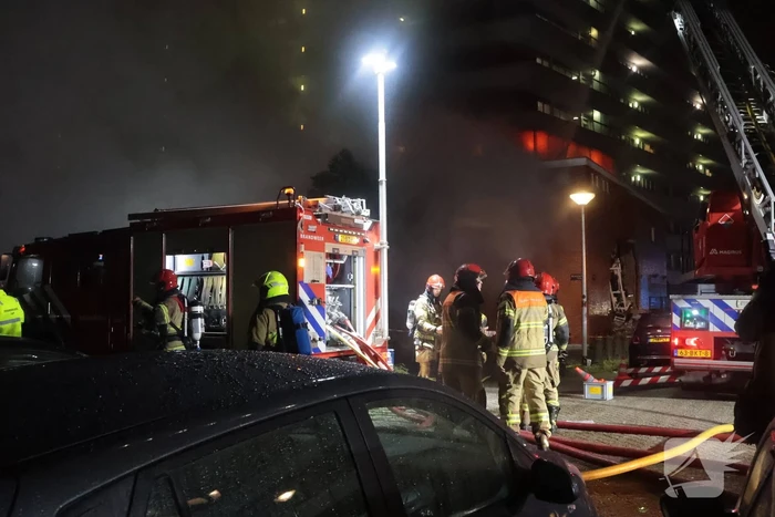 Explosie verwoest gevel van gebouw en veroorzaakt gewonden