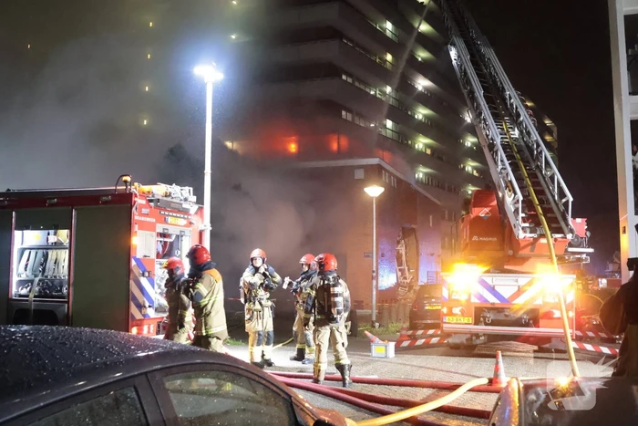 Explosie verwoest gevel van gebouw en veroorzaakt gewonden
