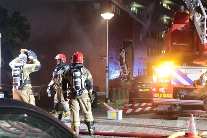 Explosie verwoest gevel van gebouw en veroorzaakt gewonden