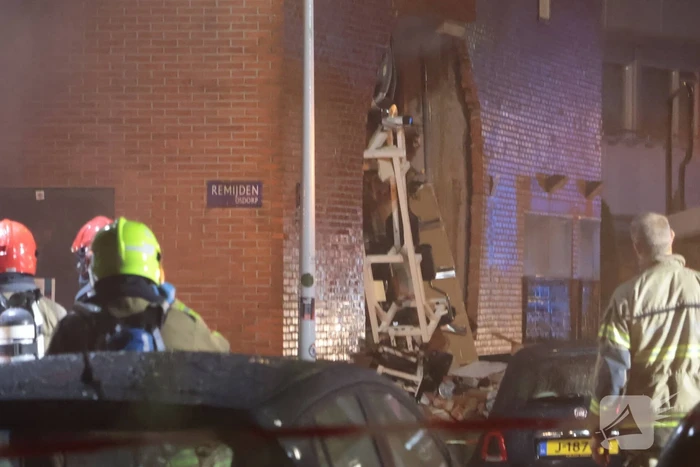 Explosie verwoest gevel van gebouw en veroorzaakt gewonden