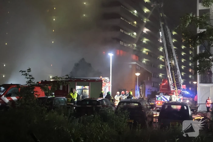 Explosie verwoest gevel van gebouw en veroorzaakt gewonden