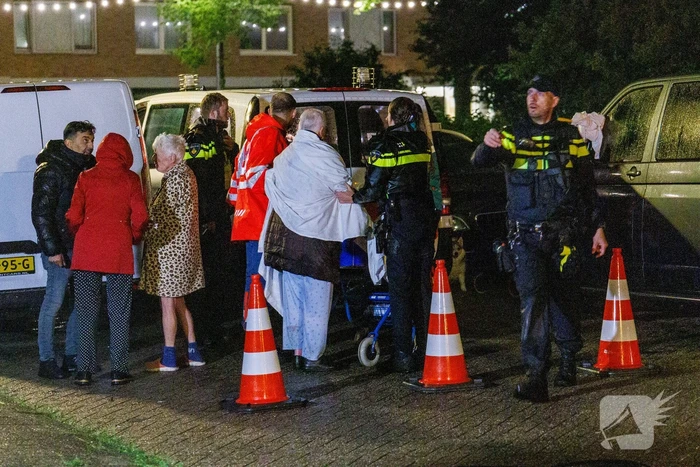 Explosie verwoest gevel van gebouw en veroorzaakt gewonden