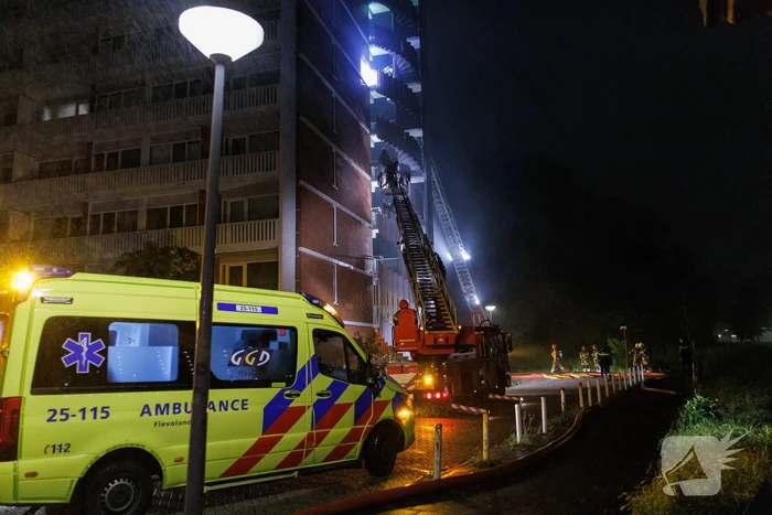Explosie verwoest gevel van gebouw en veroorzaakt gewonden